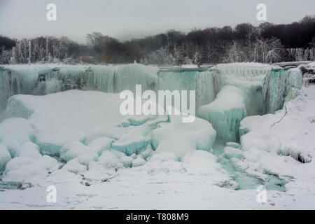 Frozen Niagara Falls im März, Ontario, Kanada, Nordamerika Stockfoto