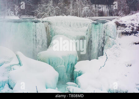 Frozen Niagara Falls im März, Ontario, Kanada, Nordamerika Stockfoto