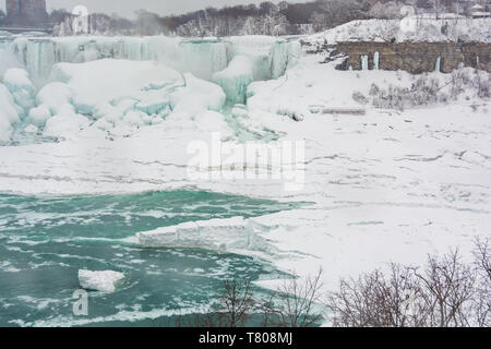 Frozen Niagara Falls im März, Ontario, Kanada, Nordamerika Stockfoto