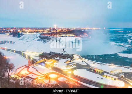 Frozen Niagara Falls im März ab dem Fallsview Hotel, Ontario, Kanada, Nordamerika gesehen Stockfoto