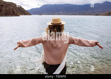 Frau in der Mitte der 30er Jahre in Potrerillos dam Posing, Mendoza, Argentinien Stockfoto