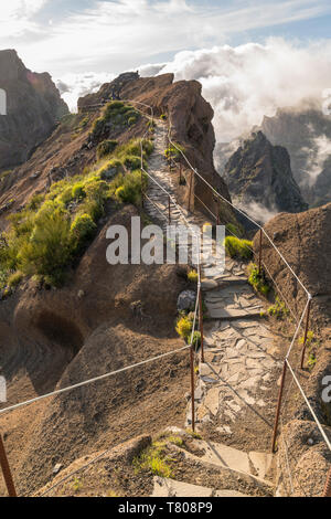 Vereda do Areeiro, den Weg, der links Pico Ruivo zu Pico Do Arieiro. Funchal, Madeira, Portugal, Atlantik, Europa Stockfoto