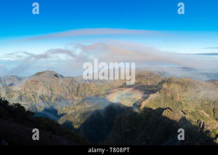 Wolken und Berge von Pico Ruivo, gesehen Achada do Teixeira, Santana Gemeinde, Madeira, Portugal, Europa Stockfoto