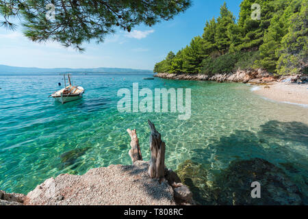 Dracheva Boot am Strand, im Sommer, Murvica, Bol, Insel Brac, Split-dalmatien County, Kroatien, Europa Stockfoto