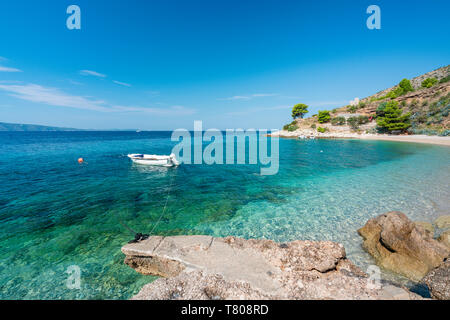 Boot und Strand im Sommer, Murvica, Bol, Insel Brac, Split-dalmatien County, Kroatien, Europa Stockfoto