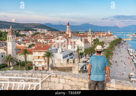 Mann mit Hut bewundern Sie die Altstadt von Karmelengo Schloss, im Sommer, Trogir, Split-dalmatien County, Kroatien, Europa Stockfoto