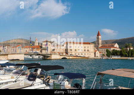 Boote und die Brücke, die die Altstadt auf der Insel Ciovo, Trogir, Split-dalmatien County, Kroatien, Europa verbindet Stockfoto