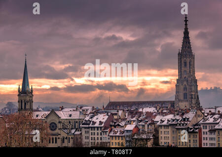 Sonnenuntergang über Berner Münster (Kathedrale) (Berner Münster), Bern, Kanton Bern, Schweiz, Europa Stockfoto