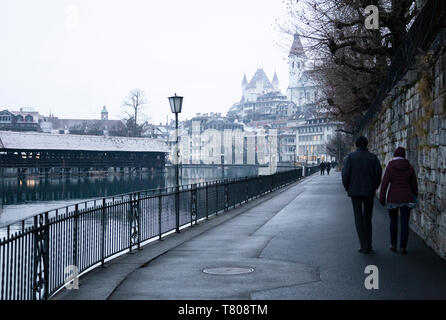 Zwei Leute Spaziergang entlang des Flusses, Thun, Kanton Bern, Schweiz, Europa Stockfoto