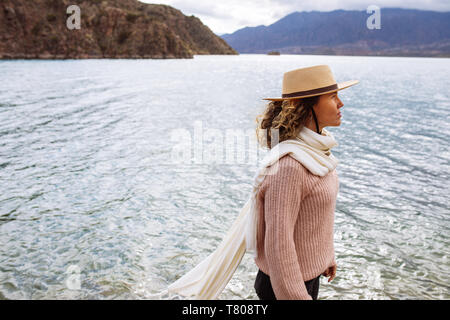 Frau in der Mitte der 30er Jahre in Potrerillos dam Posing, Mendoza, Argentinien Stockfoto