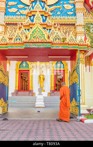 Ein Mönch bei mongkol "Nimit" Tempel (Wat) in Phuket Altstadt, Phuket, Thailand, Südostasien, Asien Stockfoto