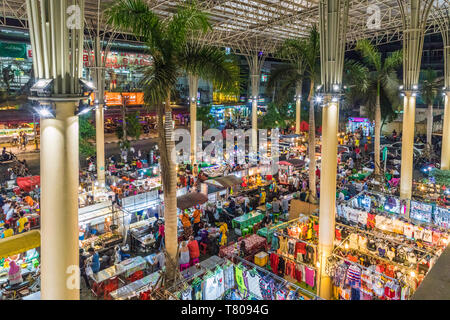 Eine Luftaufnahme der Banzaan Nachtmarkt in Patong, Phuket, Thailand, Südostasien, Asien Stockfoto