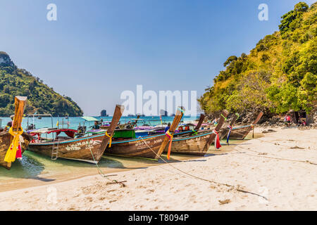 Long tail Boote auf Tup Island in Ao Nang, Krabi, Thailand, Südostasien, Asien Stockfoto