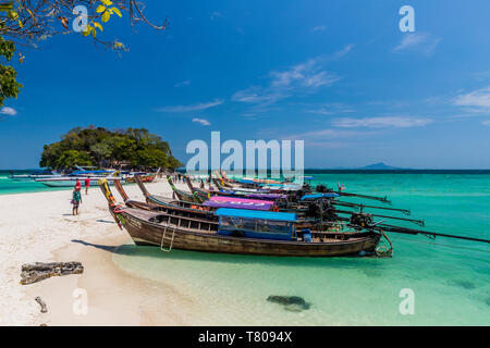 Long tail Boote auf Tup Island in Ao Nang, Krabi, Thailand, Südostasien, Asien Stockfoto