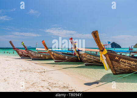 Long tail Boote auf Tup Island in Ao Nang, Krabi, Thailand, Südostasien, Asien Stockfoto