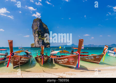 Long tail Boote auf Poda Island in Ao Nang, Krabi, Thailand, Südostasien, Asien Stockfoto