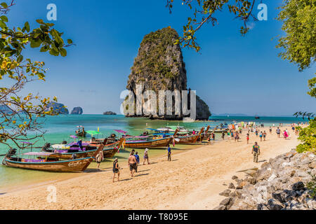 Long tail Boote auf Phra Nang Cave Strand an der Railay in Ao Nang, Provinz Krabi, Thailand, Südostasien, Asien Stockfoto