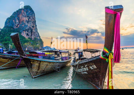 Long tail Boote bei Sonnenuntergang auf Railay Beach in Railay und Ao Nang, Provinz Krabi, Thailand, Südostasien, Asien Stockfoto