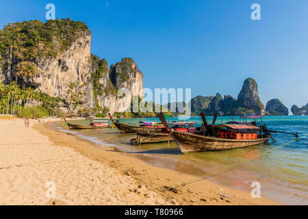 Long tail Boote auf Tonsai Beach- und Karstlandschaft in Railay und Ao Nang, Provinz Krabi, Thailand, Südostasien, Asien Stockfoto