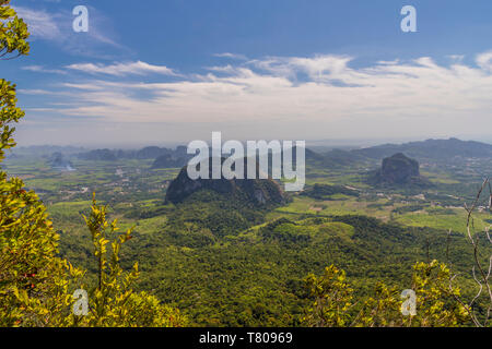 Der Blick von der Registerkarte Kak hängen Nak-Sicht auf Dragon Crest Berg in Thailand, Südostasien, Asien Stockfoto