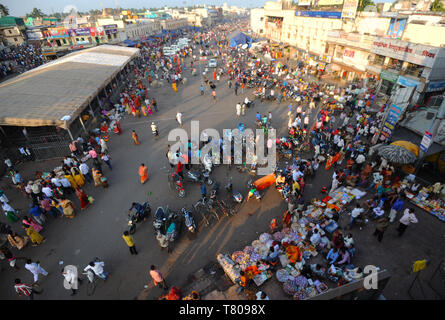 Puri Stadt Zentrum, Hauptstraße und Markt in der Nähe der Jagannath Tempel Lord Vishnu, Puri, Odisha, Indien, Asien Stockfoto