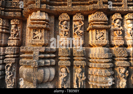 Kunstvoll geschnitzten Tänzer und Musiker auf der Kalinga stil Konark Sonnentempel zu Surya, UNESCO-Weltkulturerbe, Odisha, Indien, Asien Stockfoto