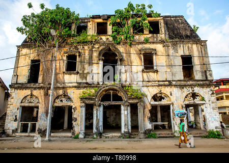 Heruntergekommen Haus im Kolonialstil in Grand Bassam, UNESCO-Weltkulturerbe, Elfenbeinküste, Westafrika, Afrika Stockfoto