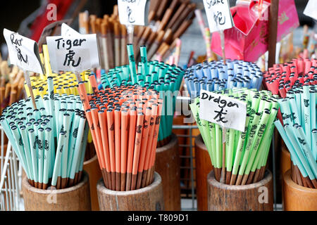 Bleistifte für Verkauf, mit chinesischen Sternzeichen Tierkreiszeichen, Singapur, Südostasien, Asien Stockfoto