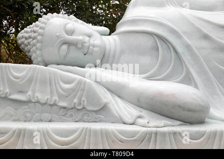 Truc Lam Phuong Nam buddhistischen Tempel, Statue des endgültigen Nirvana, der Buddha in Meditation eingegeben und dann vergangen, Can Tho, Vietnam Stockfoto