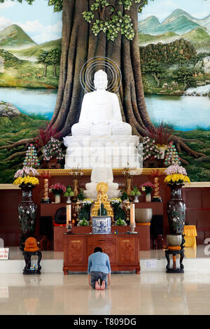 Van Linh buddhistische Pagode, Mann, der betet, der Buddha, der die Erleuchtung des Buddha Statue, ein Hao, Vietnam, Indochina, Südostasien, Asien Stockfoto