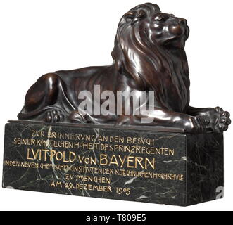 Prinzregent Luitpold von Bayern (1821-1912), einer bronzenen Löwen. Einen liegenden Löwen Bronze auf Marmorsockel mit Inschrift. Die Signatur des Künstlers auf den Sockel. Mit einer Inschrift auf der Vorderseite zum Gedenken an einen Besuch des Prinz Regent an die Münchner Institut für Technologie im Jahre 1905. Abmessungen 20 x 17 x 7 cm. Georg Albertshofer (1864-1933) war Professor an der Münchner Akademie und berühmten Skulpturen und Statuen. Die bronzefigur war ein Geschenk an das bayerische Königshaus. Direkt aus dem Besitz der Bayerischen Herrscherfamilie. historischen,, Additional-Rights - Clearance-Info - Not-Available Stockfoto