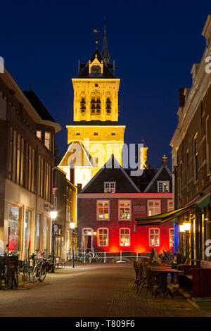 Der Turm von Delft Rathaus (stadhuis) und Niederländischen Gold alter Fassaden in Delft, Südholland, Niederlande, Europa Stockfoto
