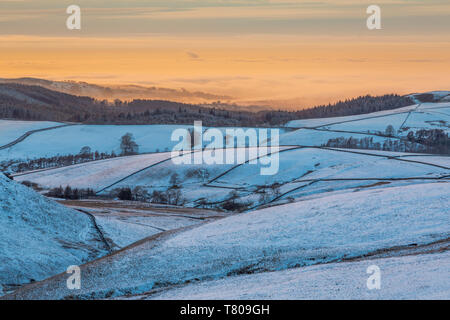 Blick auf die gefrorene Landschaft in der Nähe von Macclesfield bei Sonnenuntergang, High Peak, Cheshire, England, Vereinigtes Königreich, Europa Stockfoto