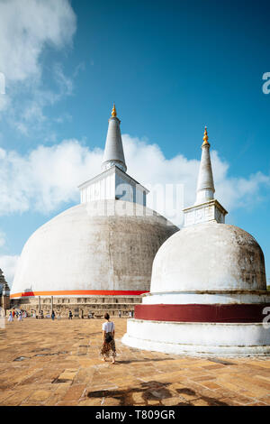 Saya ruwanweli Dagoba (Golden Sand Stupa), Anuradhapura, UNESCO-Weltkulturerbe, North Central Province, Sri Lanka, Asien Stockfoto