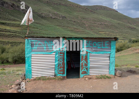 Mokhotlong, Lesotho. kleinen Laden an der Straße von den Sani Pass nach Mokhotlong in ländlichen Lesotho. Stockfoto