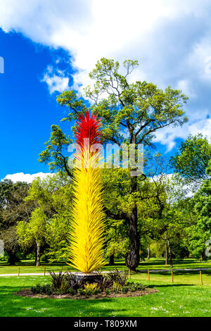 4. Mai 2019 - von Dale Chihuly Glas Skulptur carlet und Gelb Icicle Tower" (2013) als Teil der temporären Ausstellung in Kew Gardens, London Stockfoto