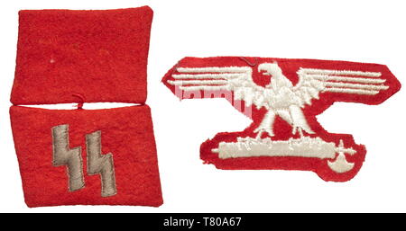 Einen Kragen Patch und eine Hülse Adler für Soldaten und Unteroffiziere der italienischen Freiwilligen Legion, später der 29 Waffen Grenadier Division der SS (Italienische Nr. 1). Deutsche Produktion der roten Filz mit grauer - bestickt Runen. Zurückgenommene, noch zusammen genäht. Einschließlich der passenden Rücknahmemenge weiß - bestickt Ärmel Adler auf rotem Tuch. Von Juni 1944 an diese bunten Insignia, einzigartig in der Waffen-SS, wurden durch die standardisierte schwarz Patches ersetzt, mit Fasces für Italienische legionnaires. historischen, historische, 20. Jahrhundert, 1930S, 1940s, Secret Service, Security Service, Geheimnis, Editorial-Use - Nur Stockfoto