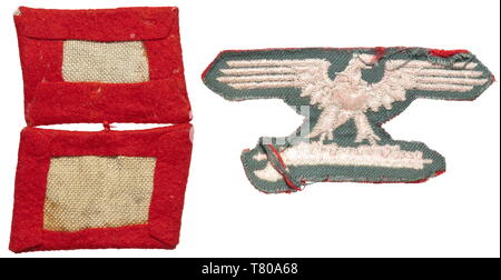Einen Kragen Patch und eine Hülse Adler für Soldaten und Unteroffiziere der italienischen Freiwilligen Legion, später der 29 Waffen Grenadier Division der SS (Italienische Nr. 1). Deutsche Produktion der roten Filz mit grauer - bestickt Runen. Zurückgenommene, noch zusammen genäht. Einschließlich der passenden Rücknahmemenge weiß - bestickt Ärmel Adler auf rotem Tuch. Von Juni 1944 an diese bunten Insignia, einzigartig in der Waffen-SS, wurden durch die standardisierte schwarz Patches ersetzt, mit Fasces für Italienische legionnaires. historischen, historische, 20. Jahrhundert, 1930S, 1940s, Secret Service, Security Service, Geheimnis, Editorial-Use - Nur Stockfoto