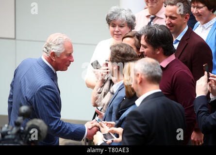 München, Deutschland. 09 Mai, 2019. Der britische Prinz Charles (l) grüsst Siemens Mitarbeiter bei seinem Besuch in Siemens Corporate Headquarters. Quelle: Michael Dalder/Reuters/Pool/dpa/Alamy leben Nachrichten Stockfoto