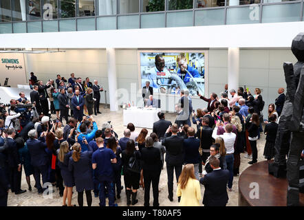 München, Deutschland. 09 Mai, 2019. Prince Charles (M) unterzeichnet das Gästebuch bei seinem Besuch in Siemens Headquarter. Quelle: Michael Dalder/Reuters/Pool/dpa/Alamy leben Nachrichten Stockfoto