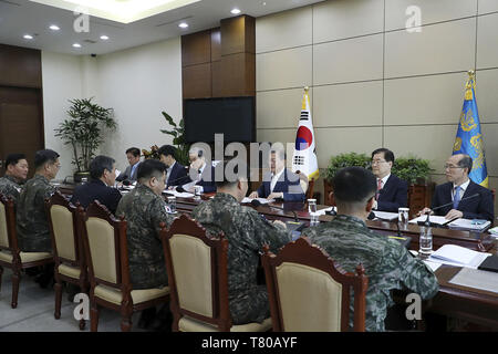 Seoul, South Korea, Südkorea. 3. Mai, 2019. Mai 9, 2019 - Seoul, South Korea-In diese Bilder Fotograf Presidential office Fotograf. südkoreanischen Präsidenten Moon Jae In und Südkoreanischen nationalen Verteidigungsminister Jeong Kyeong-doo, Militärische Oberkommando, Ihre aktuellen Fragen zu Präsident Haus in Seoul, Südkorea. Credit: Zuma Presse/ZUMA Draht/Alamy leben Nachrichten Stockfoto