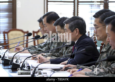 Seoul, South Korea, Südkorea. 3. Mai, 2019. Mai 9, 2019 - Seoul, South Korea-In diese Bilder Fotograf Presidential office Fotograf. südkoreanischen Präsidenten Moon Jae In und Südkoreanischen nationalen Verteidigungsminister Jeong Kyeong-doo, Militärische Oberkommando, Ihre aktuellen Fragen zu Präsident Haus in Seoul, Südkorea. Credit: Zuma Presse/ZUMA Draht/Alamy leben Nachrichten Stockfoto