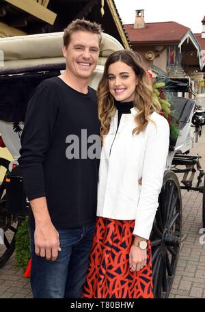 Helen, GA, USA. 9. Mai, 2019. Tilky Jones, Ashley Newbrough auf Position für Hallmark Channel Der WEIHNACHTSKARTE Film drehen, Helen, GA Mai 9, 2019. Credit: Derek Sturm/Everett Collection/Alamy leben Nachrichten Stockfoto