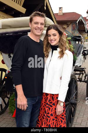 Helen, GA, USA. 9. Mai, 2019. Tilky Jones, Ashley Newbrough auf Position für Hallmark Channel Der WEIHNACHTSKARTE Film drehen, Helen, GA Mai 9, 2019. Credit: Derek Sturm/Everett Collection/Alamy leben Nachrichten Stockfoto