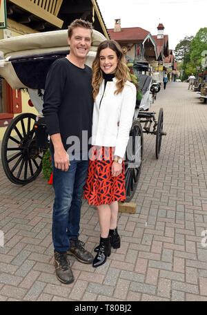 Helen, GA, USA. 9. Mai, 2019. Tilky Jones, Ashley Newbrough auf Position für Hallmark Channel Der WEIHNACHTSKARTE Film drehen, Helen, GA Mai 9, 2019. Credit: Derek Sturm/Everett Collection/Alamy leben Nachrichten Stockfoto