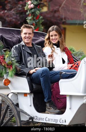 Helen, GA, USA. 9. Mai, 2019. Tilky Jones, Ashley Newbrough auf Position für Hallmark Channel Der WEIHNACHTSKARTE Film drehen, Helen, GA Mai 9, 2019. Credit: Derek Sturm/Everett Collection/Alamy leben Nachrichten Stockfoto