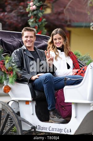 Helen, GA, USA. 9. Mai, 2019. Tilky Jones, Ashley Newbrough auf Position für Hallmark Channel Der WEIHNACHTSKARTE Film drehen, Helen, GA Mai 9, 2019. Credit: Derek Sturm/Everett Collection/Alamy leben Nachrichten Stockfoto