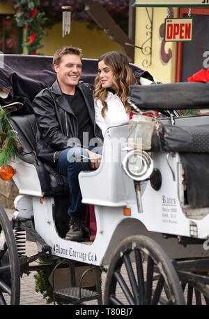 Helen, GA, USA. 9. Mai, 2019. Tilky Jones, Ashley Newbrough auf Position für Hallmark Channel Der WEIHNACHTSKARTE Film drehen, Helen, GA Mai 9, 2019. Credit: Derek Sturm/Everett Collection/Alamy leben Nachrichten Stockfoto