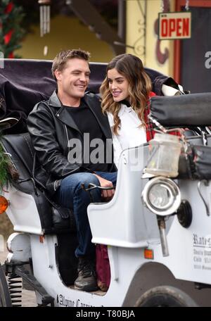 Helen, GA, USA. 9. Mai, 2019. Tilky Jones, Ashley Newbrough auf Position für Hallmark Channel Der WEIHNACHTSKARTE Film drehen, Helen, GA Mai 9, 2019. Credit: Derek Sturm/Everett Collection/Alamy leben Nachrichten Stockfoto