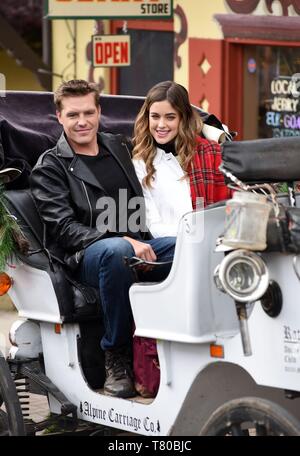 Helen, GA, USA. 9. Mai, 2019. Tilky Jones, Ashley Newbrough auf Position für Hallmark Channel Der WEIHNACHTSKARTE Film drehen, Helen, GA Mai 9, 2019. Credit: Derek Sturm/Everett Collection/Alamy leben Nachrichten Stockfoto